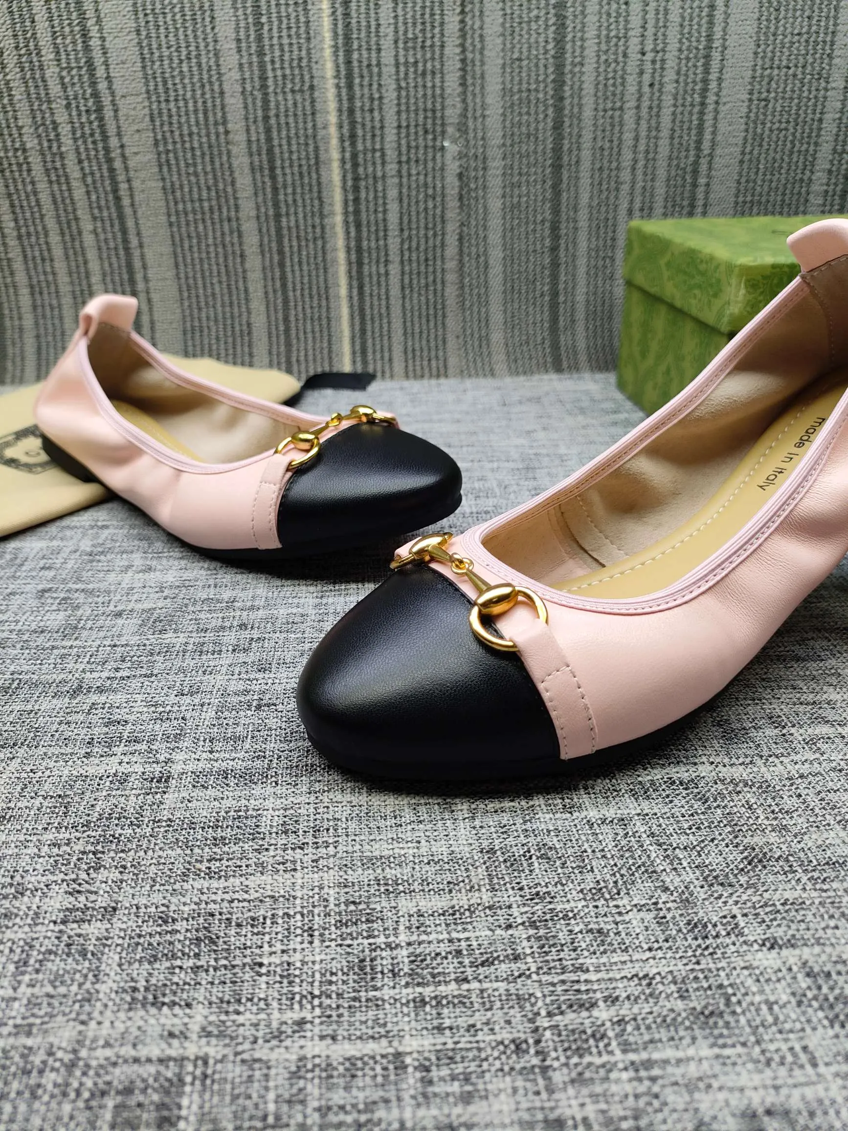 👟👟Ex-factory price 320👟👟 GUCCI's latest horsebit women's flat ballet shoes and egg roll shoes are super comfortable. The fabric is made of imported top-grade soft sheepskin. It is very comfortable on the feet and will not rub your feet. You can also roll it up and put it in your bag. It is easy to carry with you. The super soft soles are a must-have item for fairies whether you are going out for business, work, travel, shopping or at home. Fashionable and versatile, it is an indispensable pair of shoes for you. Fabric: Made of imported soft sheepskin Color: 6 colors available Outsole: PPC rubber outsole Size 34-42 (34.41.42 needs to be customized)